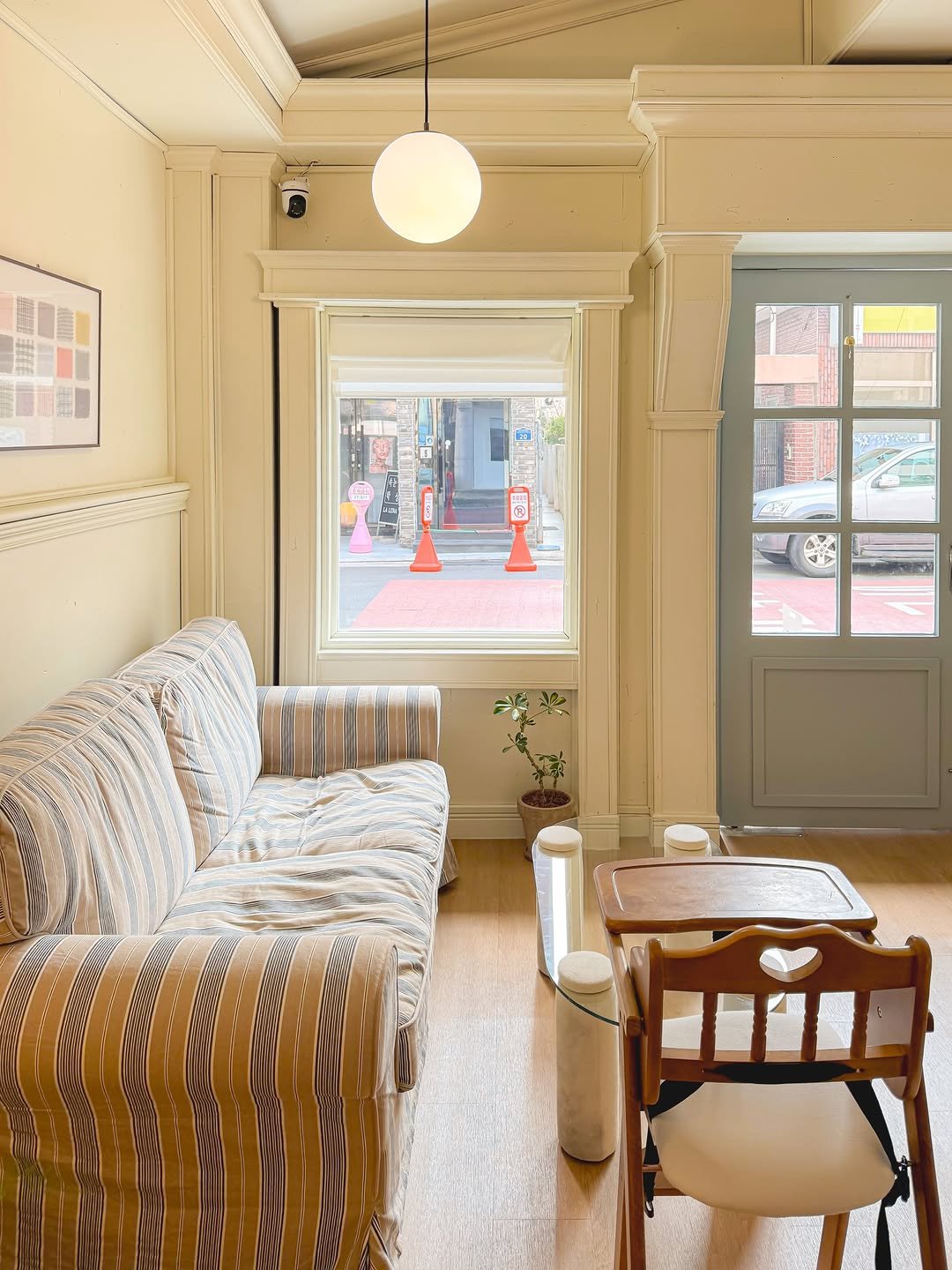 Photo shared by 라미 on March 12, 2026 tagging @one_doha.a.day, and @__sosone__. May be an image of sofa, indoors and text.