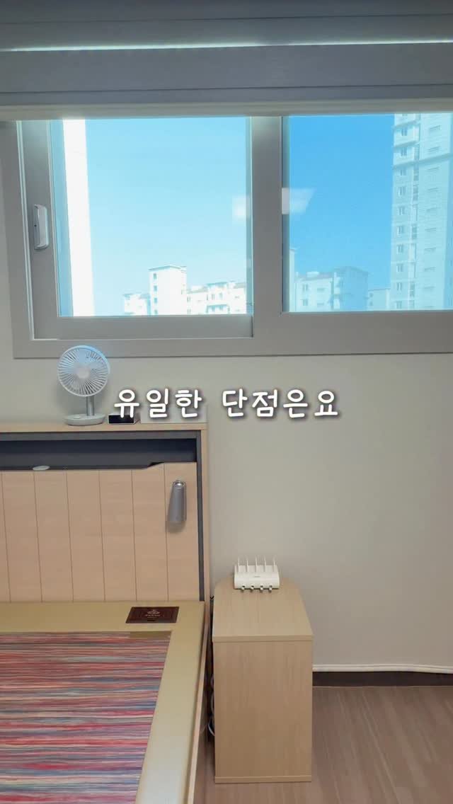 ramisalrim 게시물 이미지: 유일한 단점🥲
이게 가볍다 보니 한손으로 충전하려면 자꾸 딸려 오는 거예요 
아....