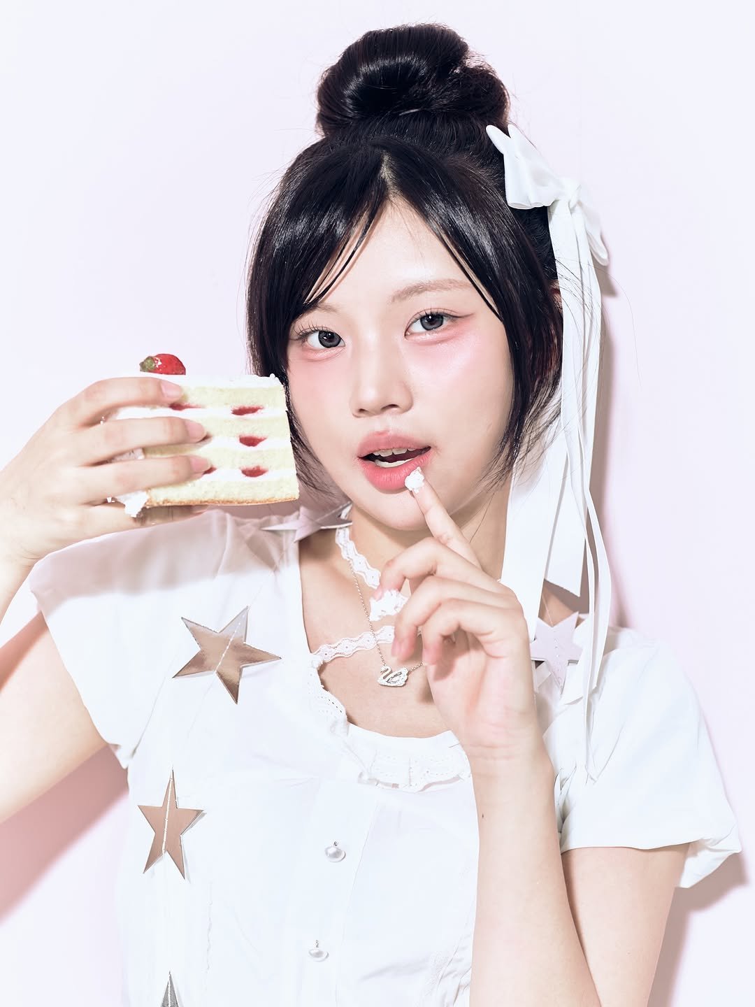 Photo by 람누끼 on July 11, 2025. May be an image of one or more people, hair and makeup.