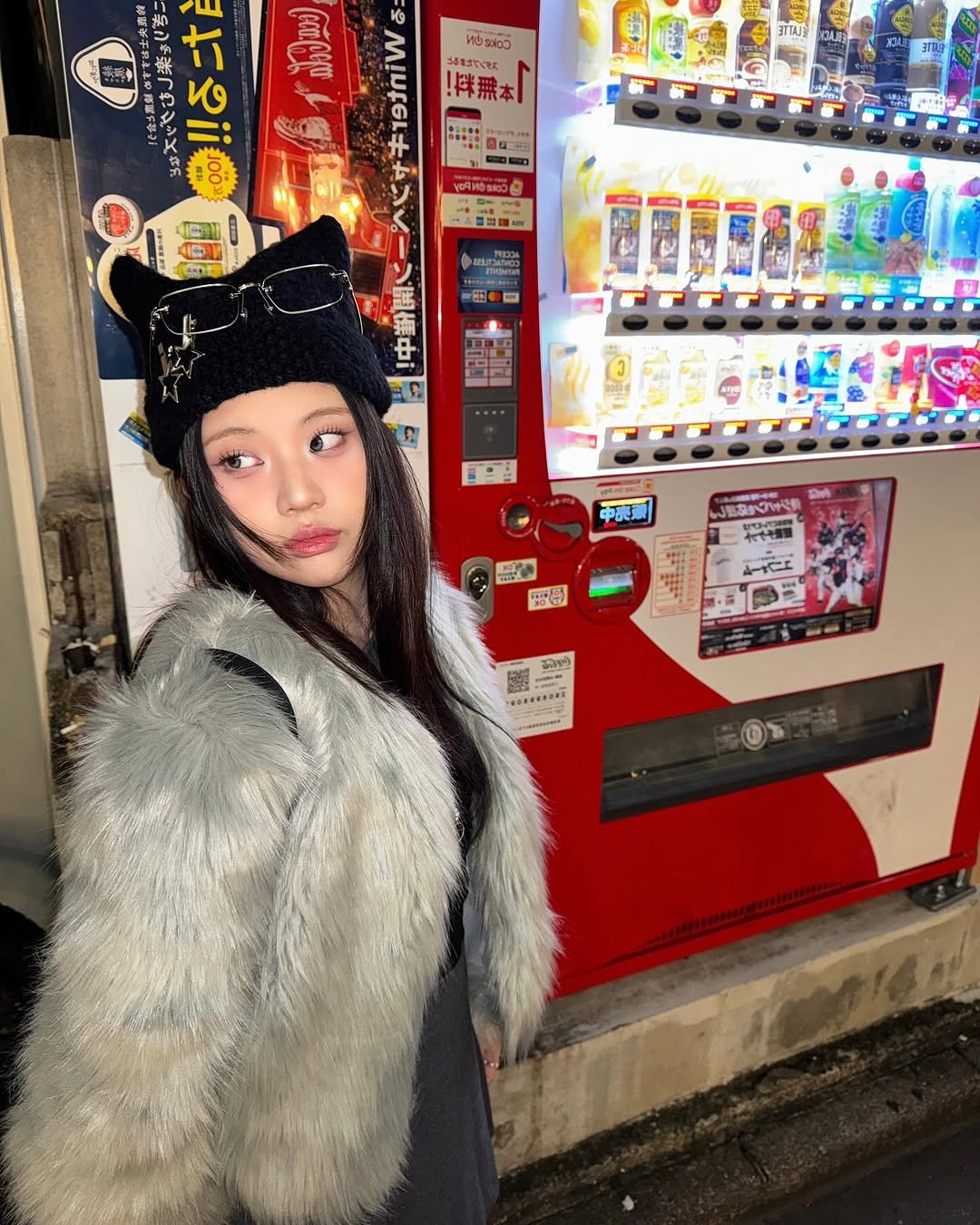 Photo by 람누끼 on February 04, 2025. May be an image of 1 person, duffle coat, parka, fur, vending machine and text.