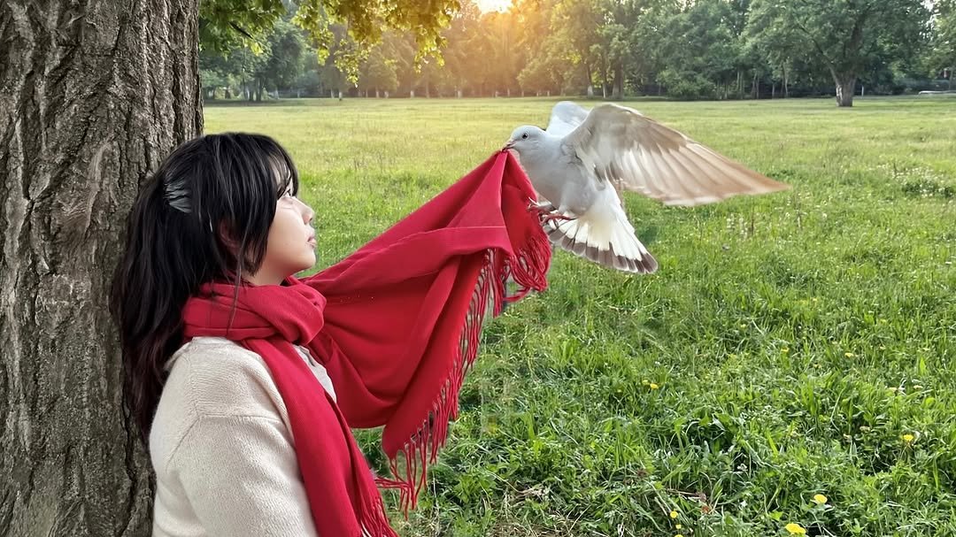 Photo by 람누끼 on June 15, 2025. May be an image of 1 person, bird and grass.
