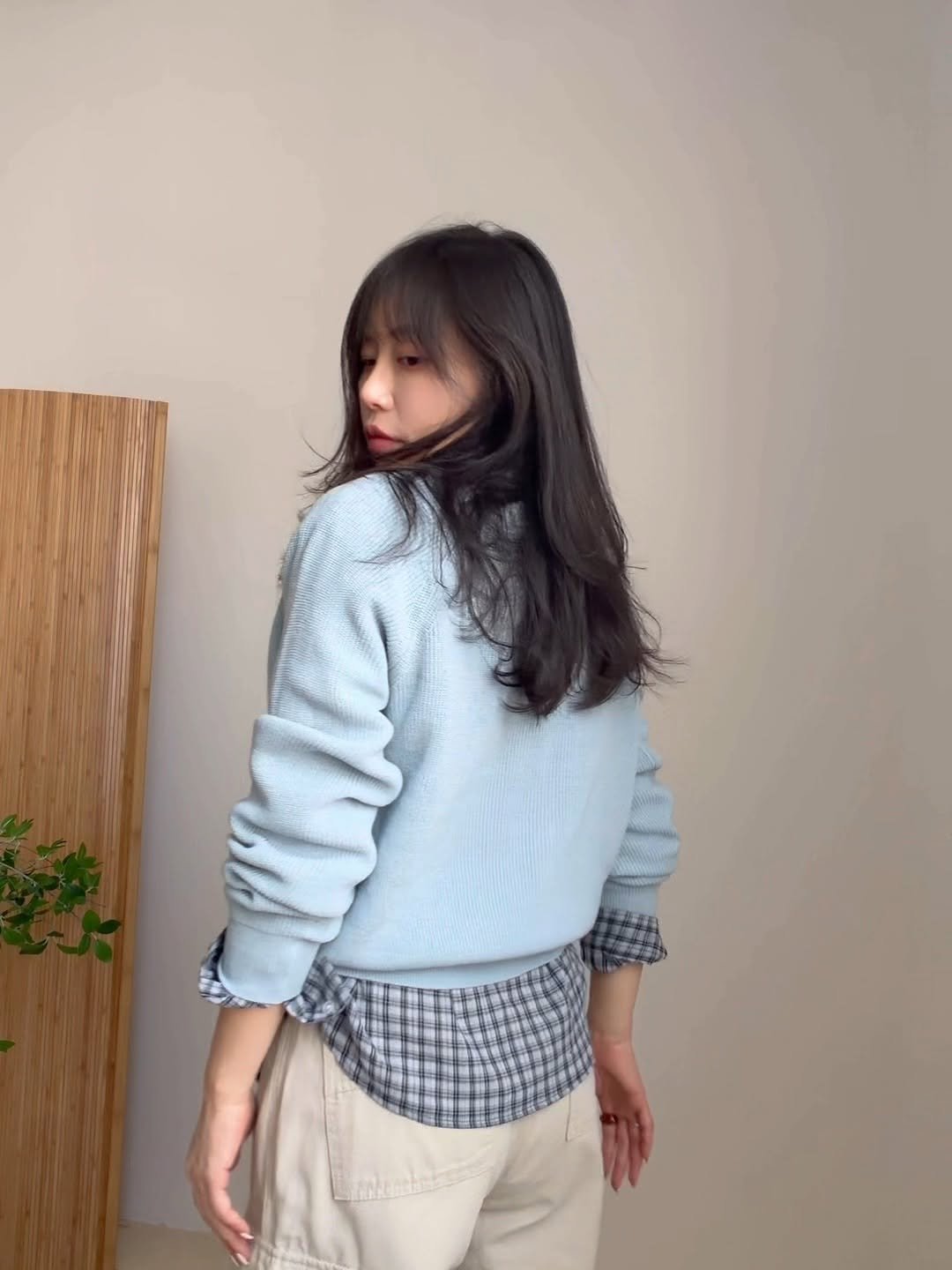 Photo by RANGBE / 랑쁘 on March 09, 2026. May be an image of top, cardigan and text.