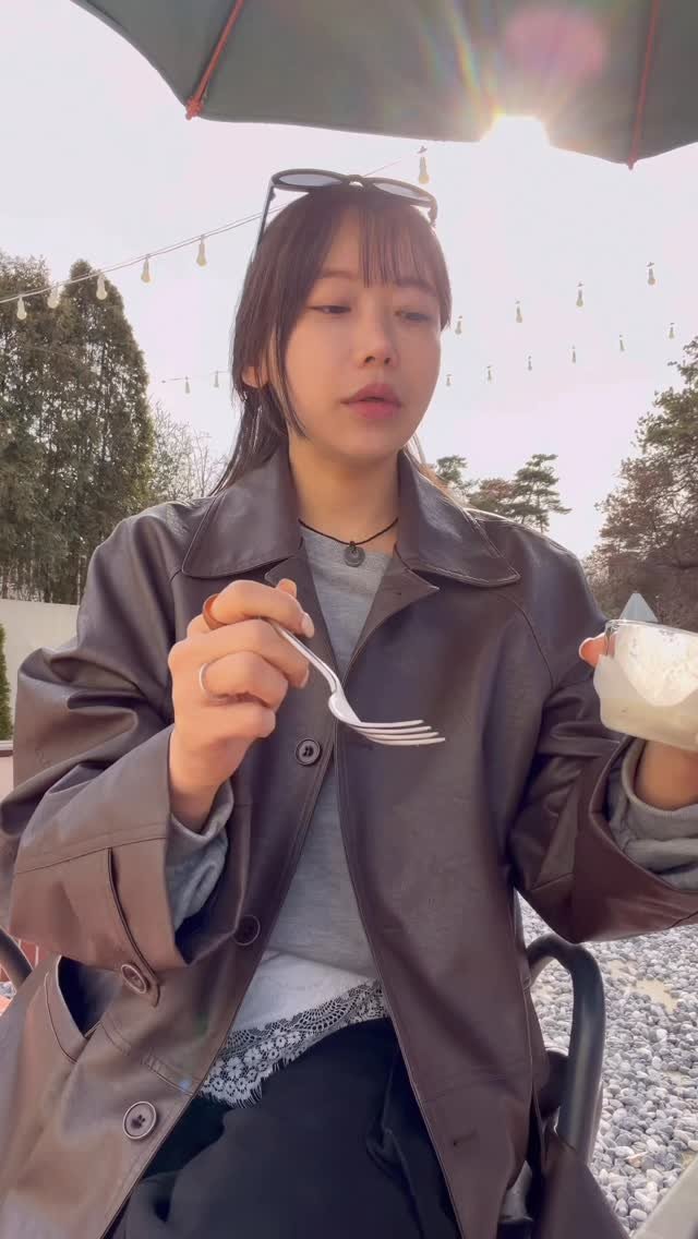 rangbe 게시물 이미지: 야외에서 커피 마시기 딱 좋은 오늘이네요?🖤
.
.
#레더자켓 #레이스랩 #카고팬츠...