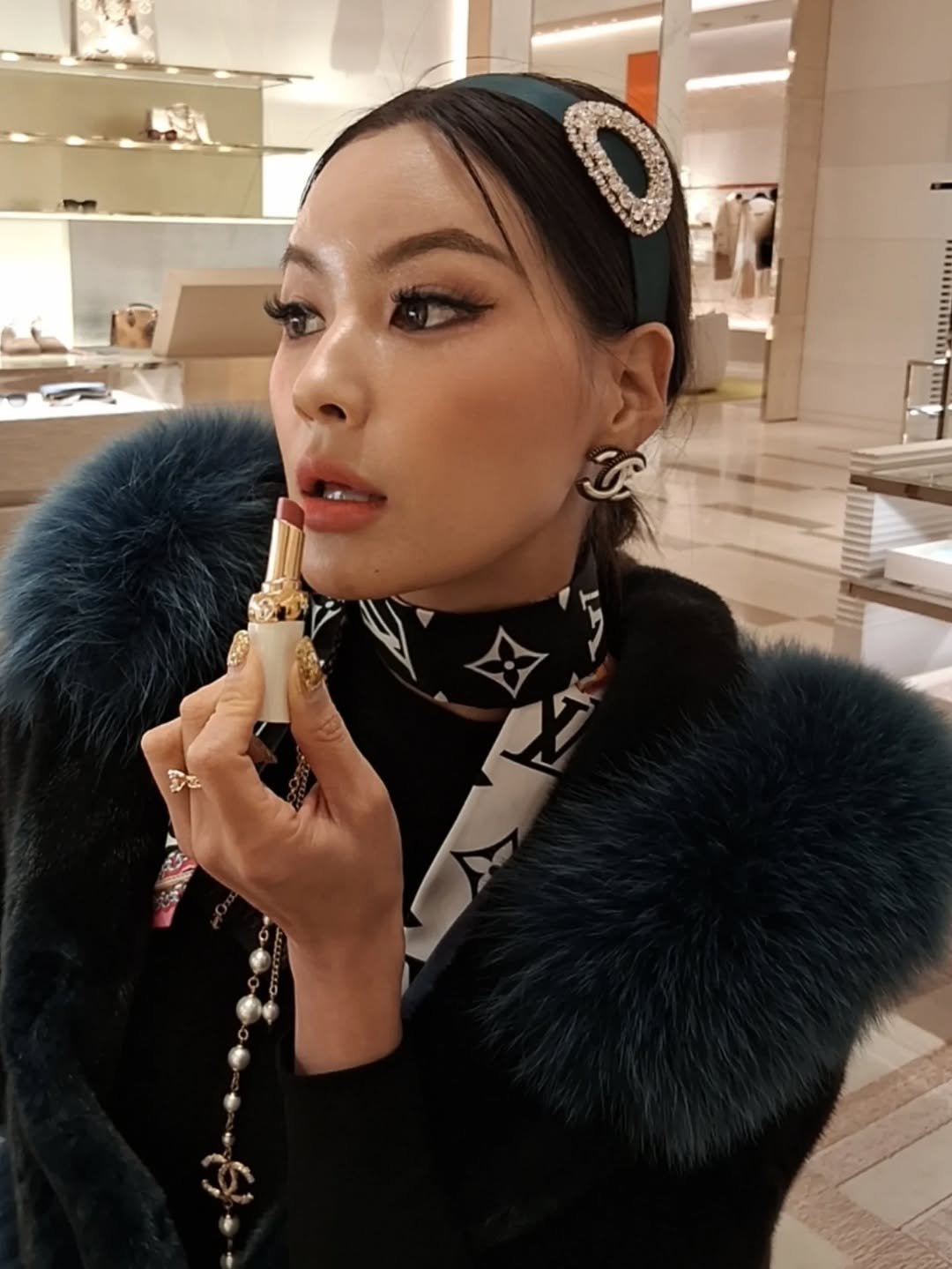 Photo by 이모란 on December 25, 2025. May be an image of one or more people, makeup, lipstick, sable coat, turban and text.