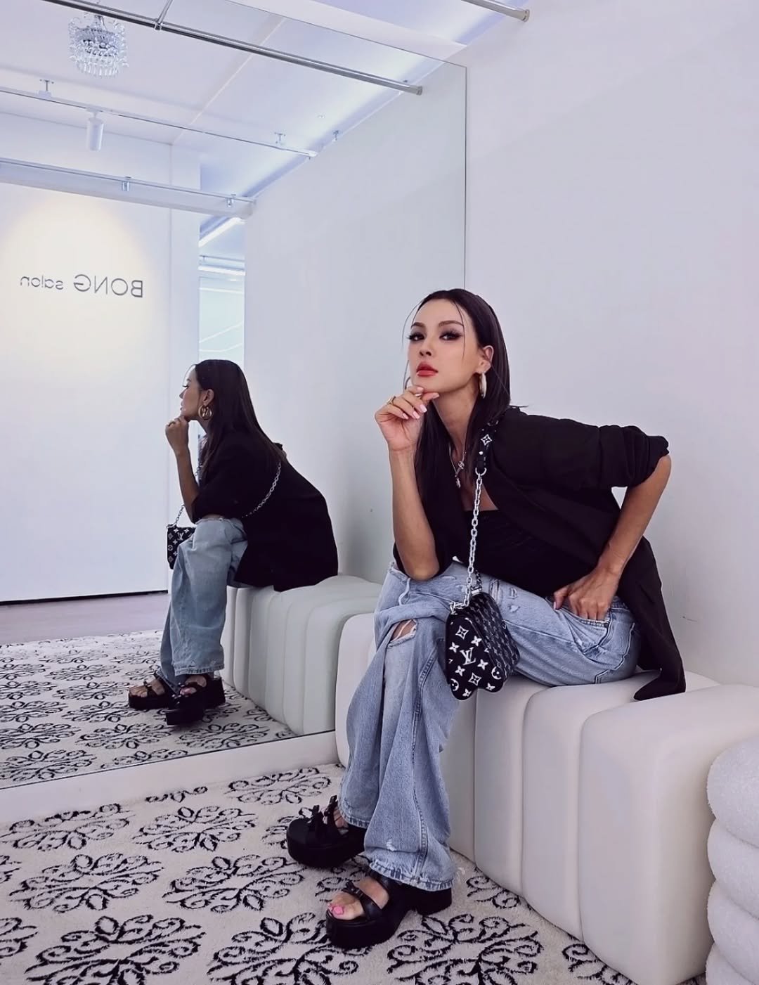 Photo by 이모란 on October 22, 2025. May be an image of one or more people, makeup, mirror and text.