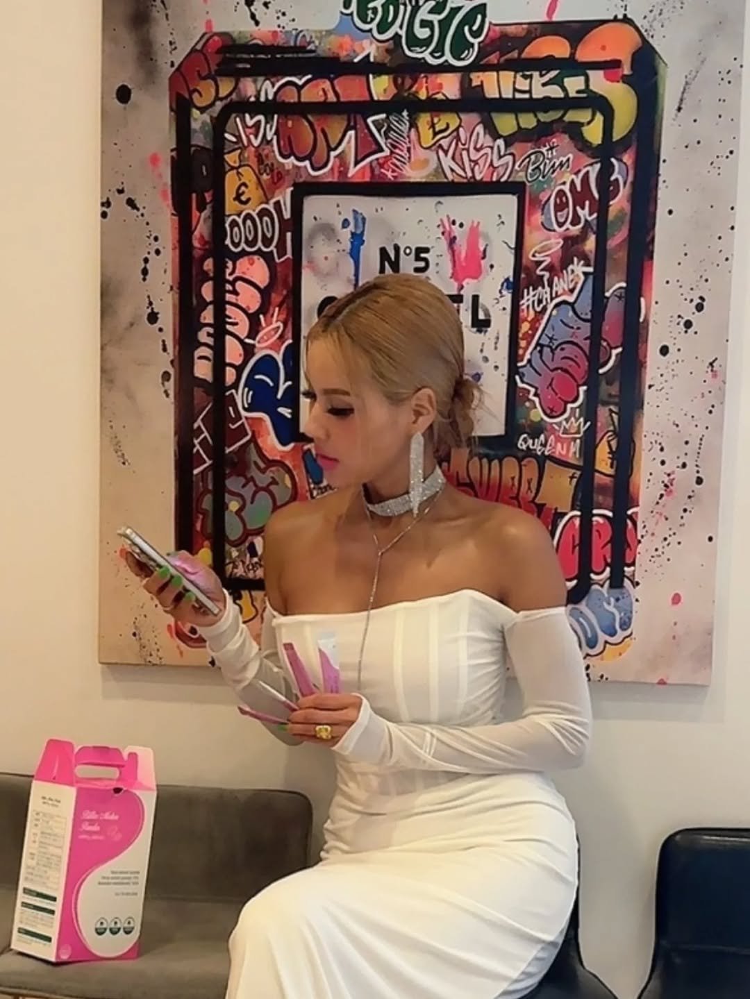 Photo by 이모란 on August 08, 2025. May be an image of 1 person, makeup, dress, top and text.