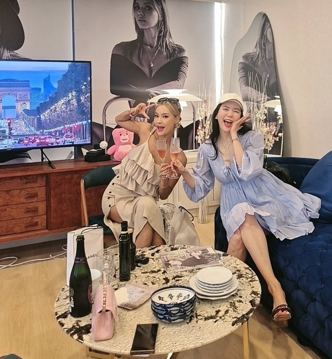 Photo by 이모란 on August 23, 2025. May be an image of 3 people, blonde hair, champagne and text.