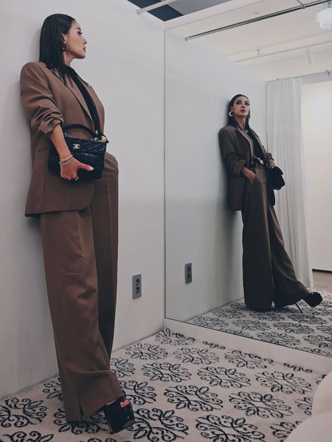 Photo by 이모란 on October 26, 2025. May be an image of overcoat, suit and text.