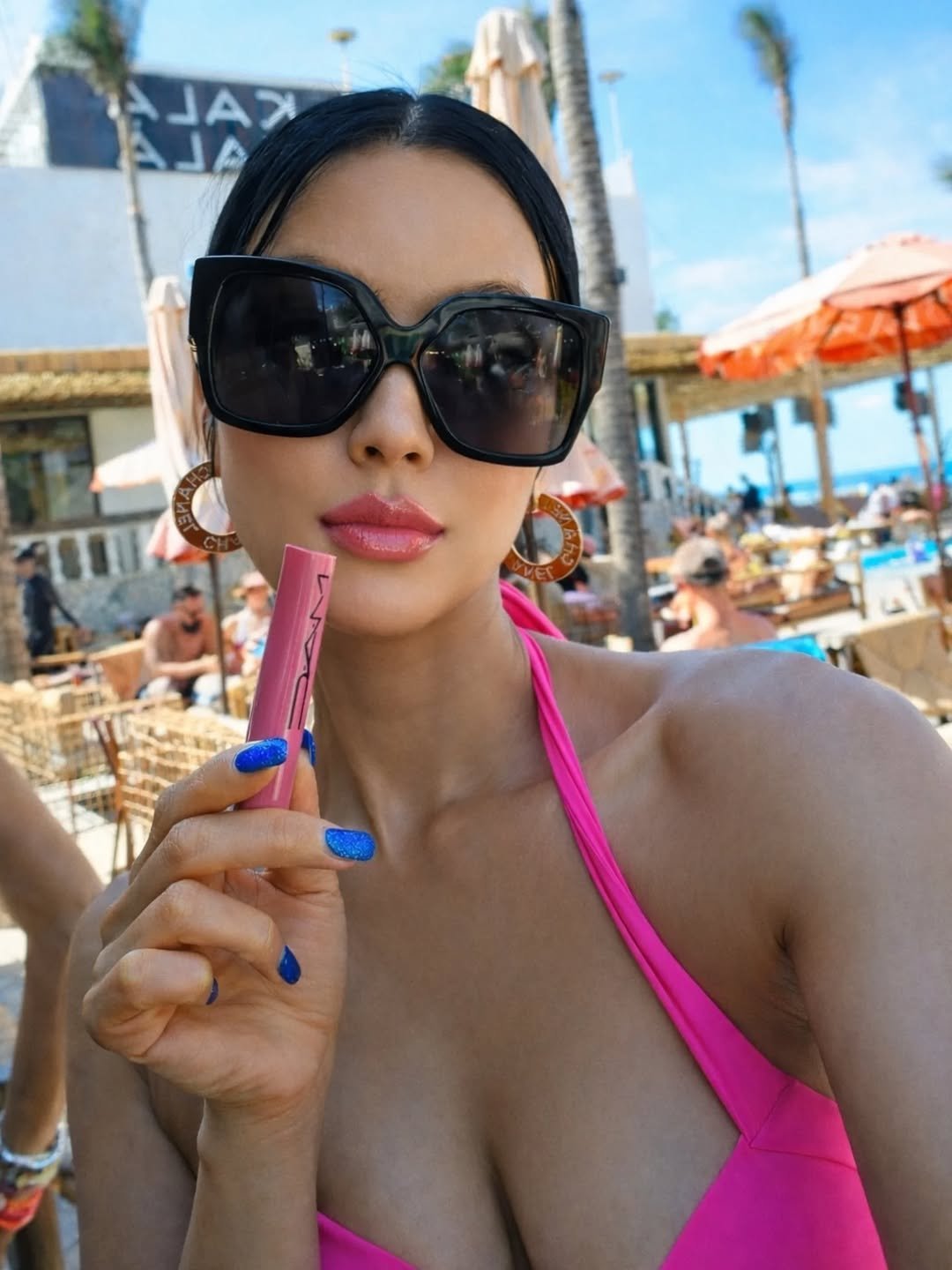 Photo by 이모란 on February 22, 2026. May be an image of one or more people, lipstick, makeup, eyewear, cabana and text.