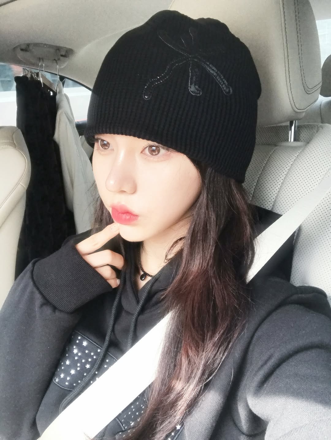 Photo by 안아란 on October 01, 2025. May be an image of 1 person, hair, hat, parka and text.