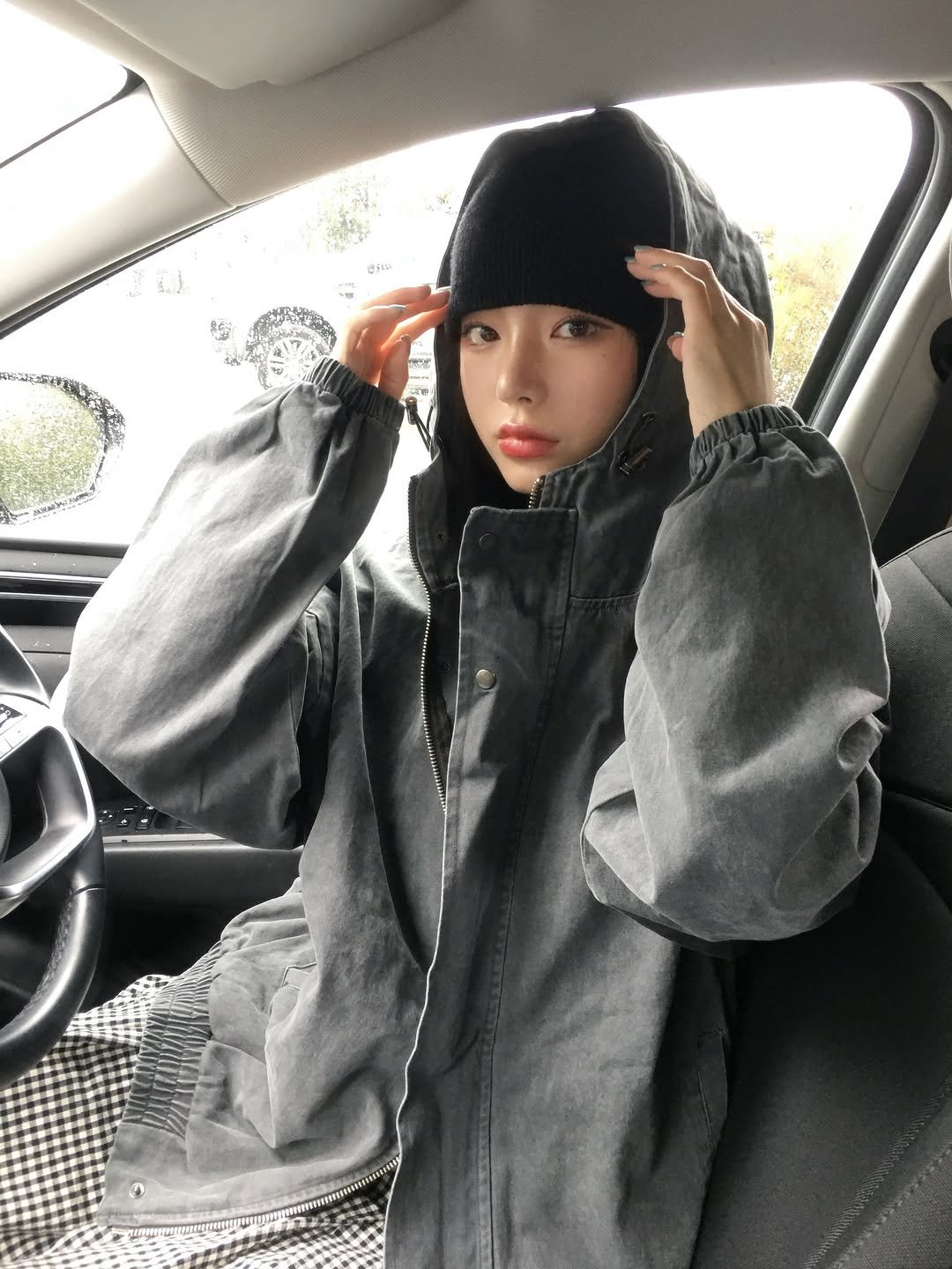 Photo by 안아란 on September 28, 2025. May be an image of 1 person, duffle coat, hat, face mask, raincoat, parka, turtleneck, sweatshirt, beret and text.
