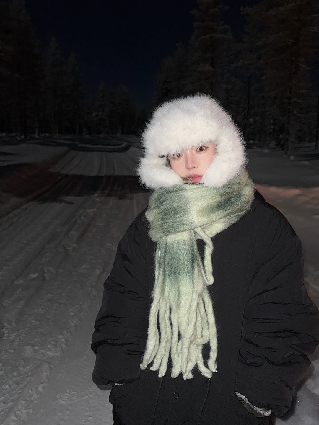 Photo by 안아란 on January 07, 2026. May be an image of goosedown coat, sable coat, duffle coat, face mask, scarf, snowsuit, parka, arctic, ski slope, snow and text.