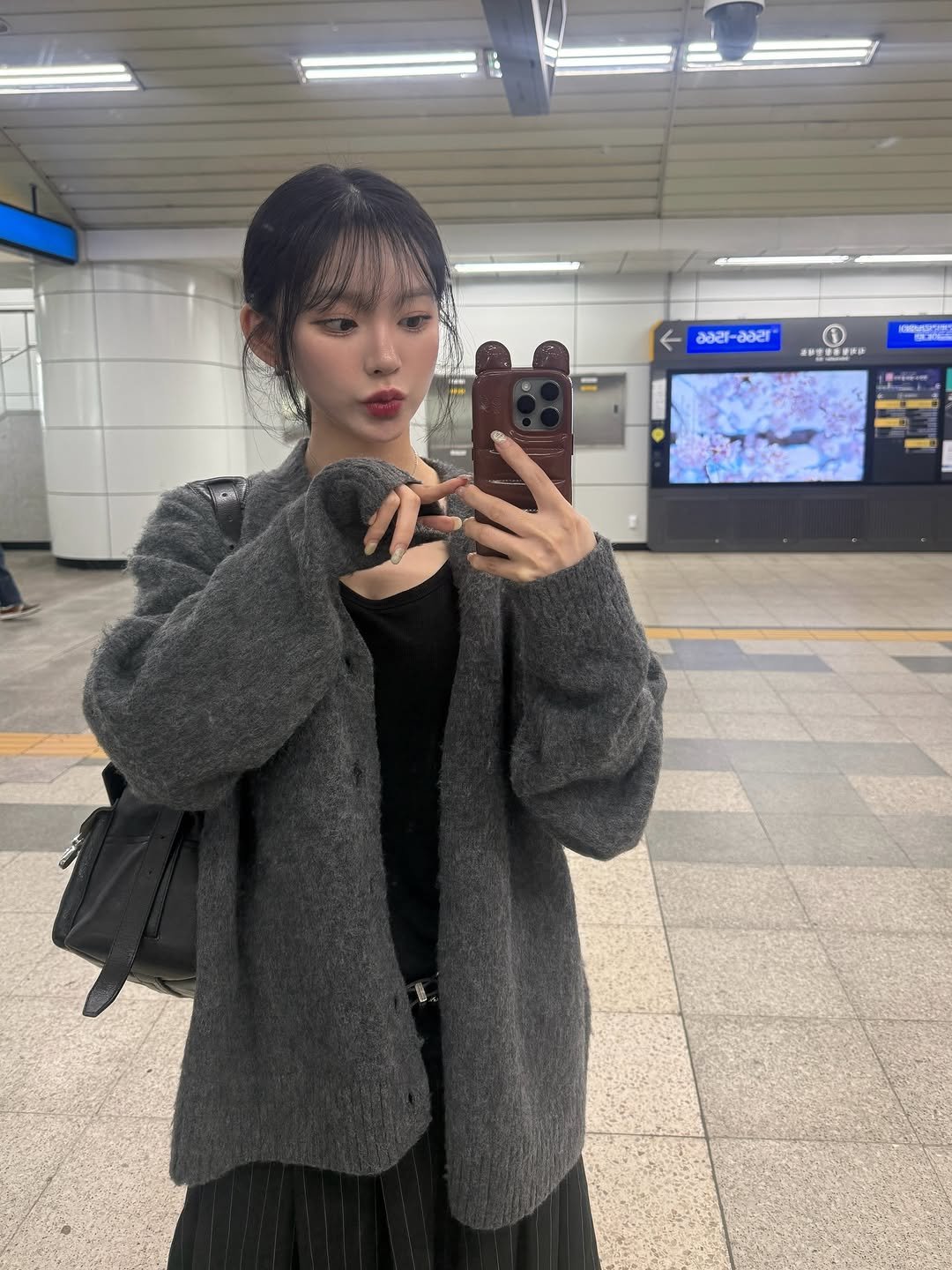 Photo by 안아란 on April 14, 2026. May be a selfie of one or more people, hair, duffle coat, parka, turtleneck, mirror and text.