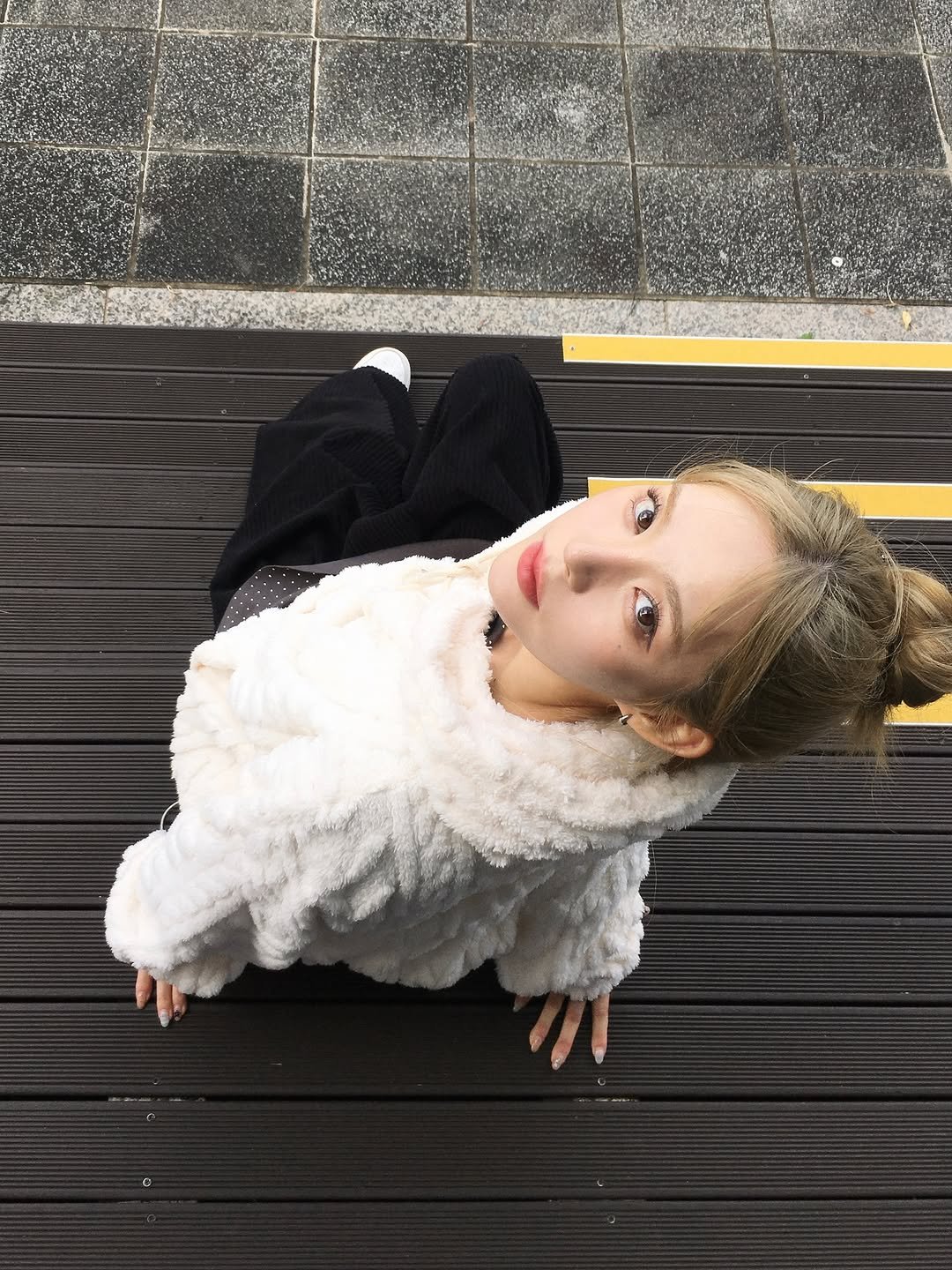 Photo by 안아란 on October 18, 2025. May be an image of child, hair, duffle coat, goosedown coat, sable coat, bath robe, raincoat, parka and text.