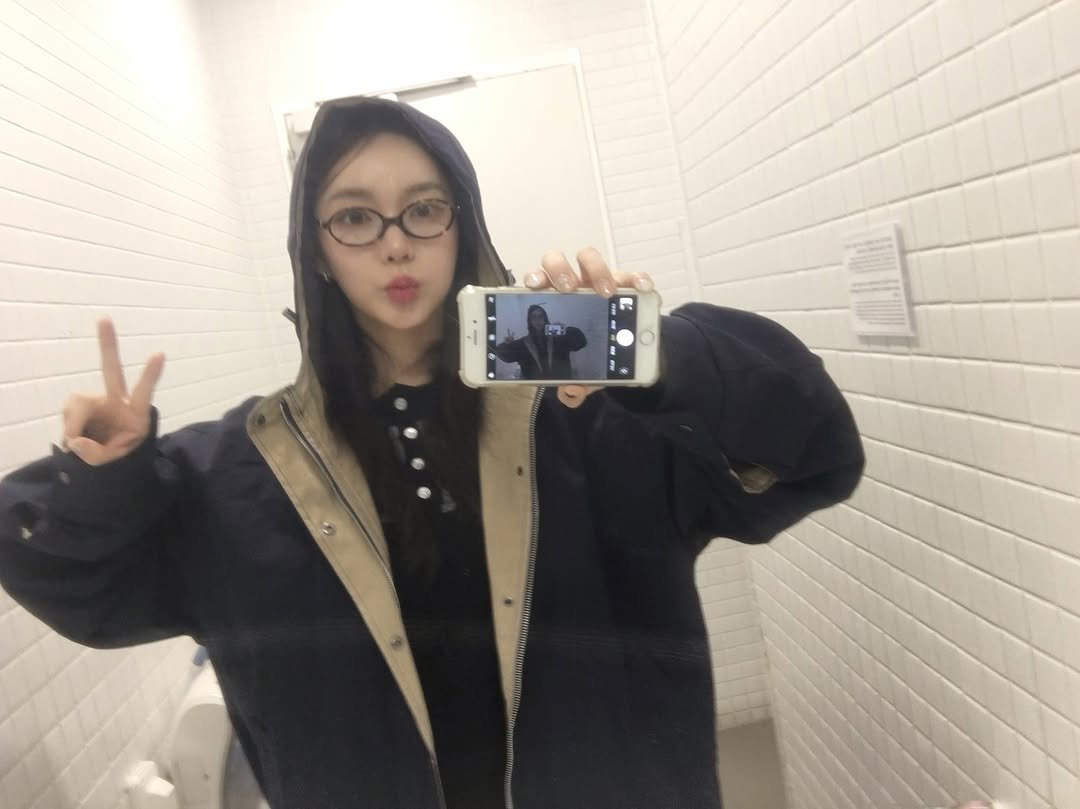 Photo by 안아란 on September 26, 2025. May be a selfie of 1 person, duffle coat, overcoat, eyeglasses, turtleneck, parka, raincoat, mirror, jacket and text.