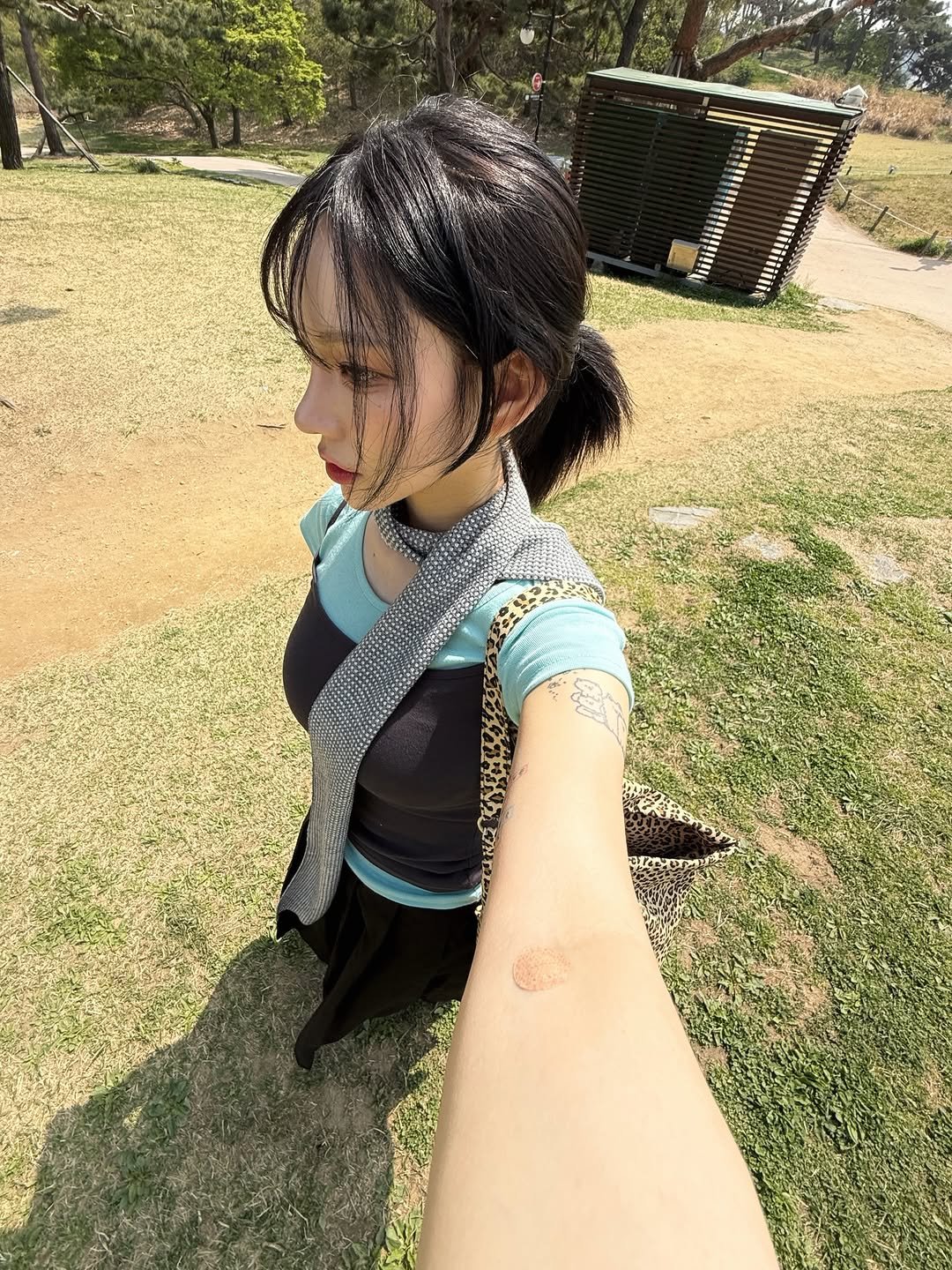 Photo by 안아란 on April 24, 2026. May be a selfie of grass, park, picnic and text.