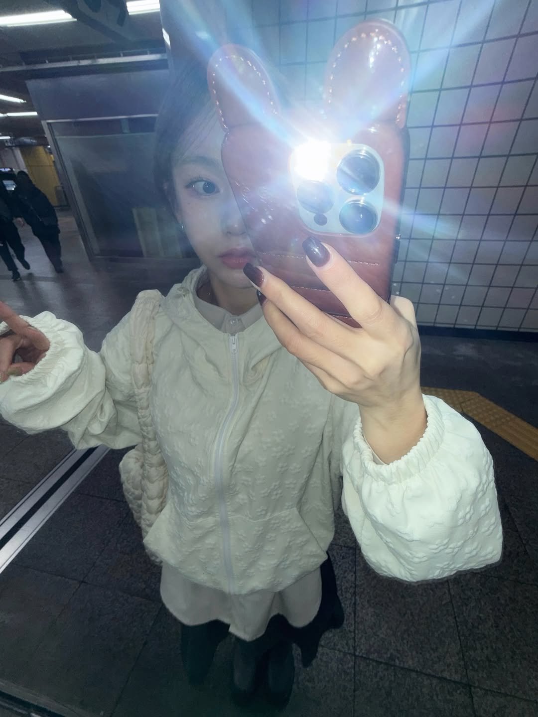 Photo by 안아란 on February 12, 2026. May be a selfie of one or more people, hair, duffle coat, phone, mirror, parka, top and text.