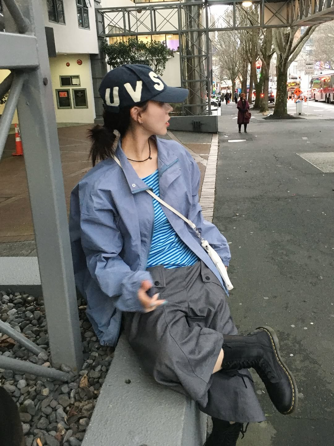 Photo by 안아란 on August 26, 2025. May be an image of 1 person, duffle coat, overcoat, hat, jacket, raincoat, sweatpants, parka and text that says 'UV S'.