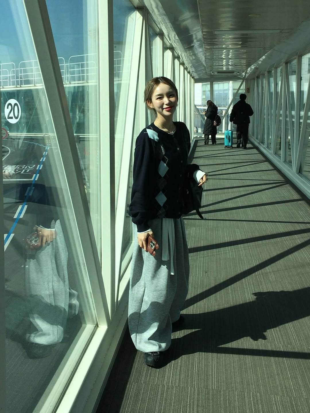 Photo by 안아란 on March 04, 2026. May be an image of bath robe, bridge and text.