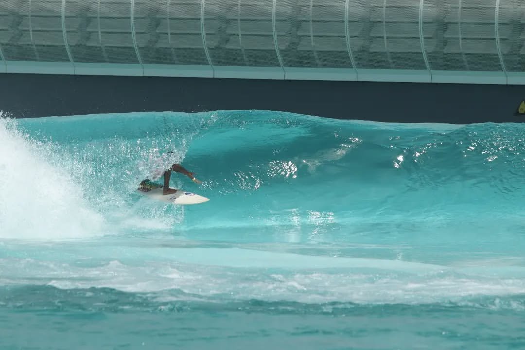 Photo by Raoni Rocha Silva Rodrigues in Praia Da Grama with @xanadu_surf, @wslbrasil, @remaxvistalinda, @fu.wax, @puravidaescoladesurfesup, @btclubglobal, @radicaiscorinthians, @colegioviveraprendendo, @sorridentsbertioga, @spondyluswetsuits, and @localboyzsurf.