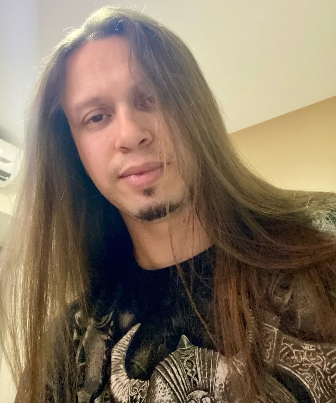 Photo by Raphael Dafras on December 31, 2025. May be a selfie of one or more people, beard, hair and text.