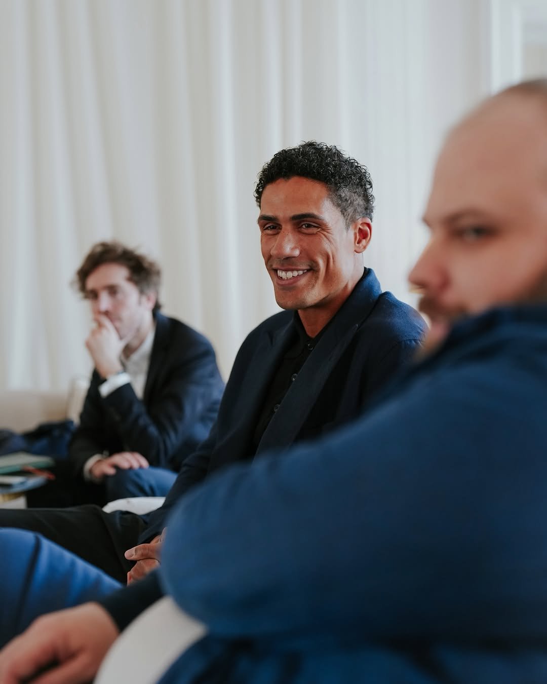 raphaelvarane 게시물 이미지: I used to move fast.
Now I move right.

Acting...