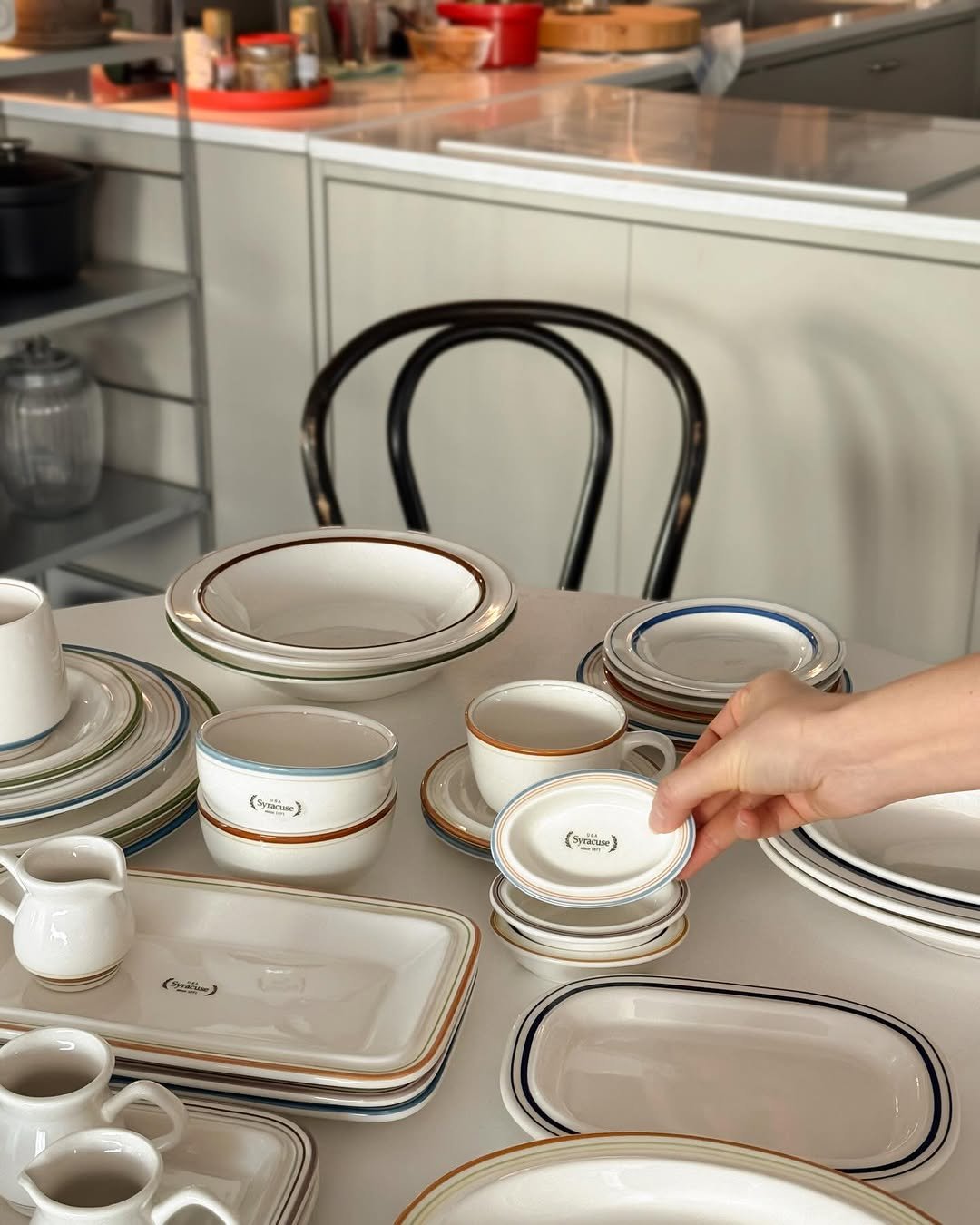 Photo by 라라홈 𝚁𝚊𝚁𝚊 𝚑𝚘𝚖𝚎 on February 20, 2026. May be an image of plate rack, saucer, chinaware, kitchenware and text.