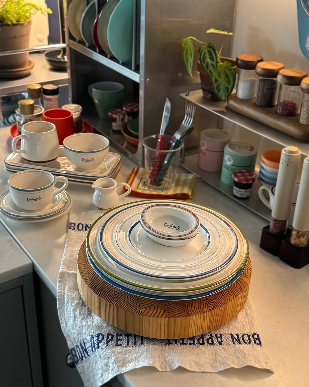 Photo by 라라홈 𝚁𝚊𝚁𝚊 𝚑𝚘𝚖𝚎 on February 21, 2026. May be an image of plate rack, saucer, chinaware, kitchenware and text.