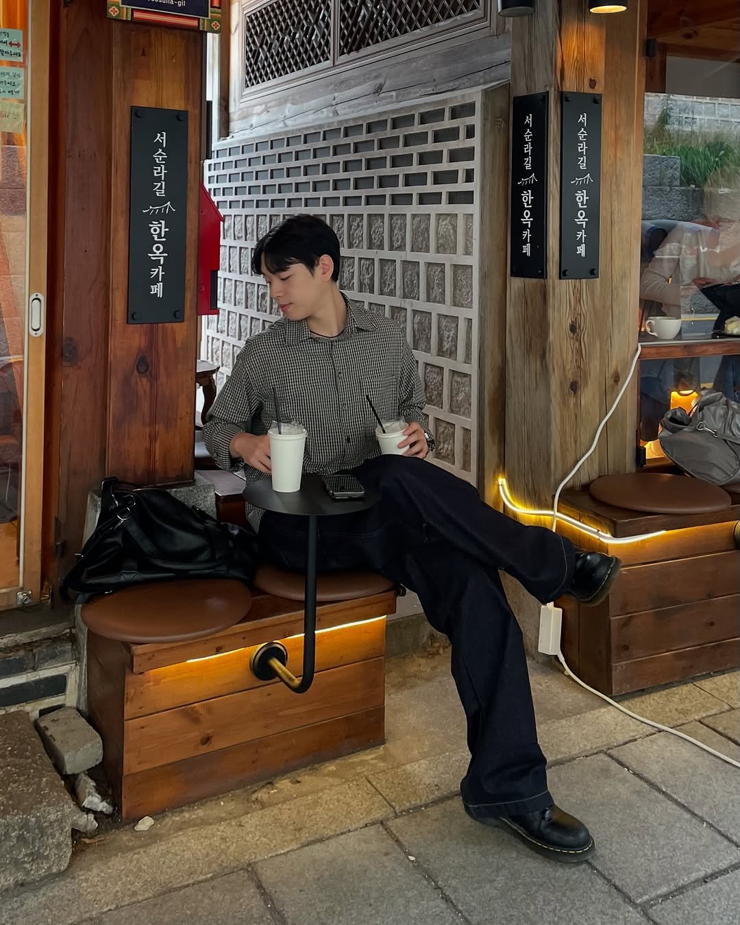 Photo shared by 데일리 패션 레슬 on August 21, 2025 tagging @recordy.slow. May be an image of 1 person, duffle coat and text that says '서 라 en 7 서 순 한 옥 카 페 。 카 T1 한 한 二 옥 카 며'.