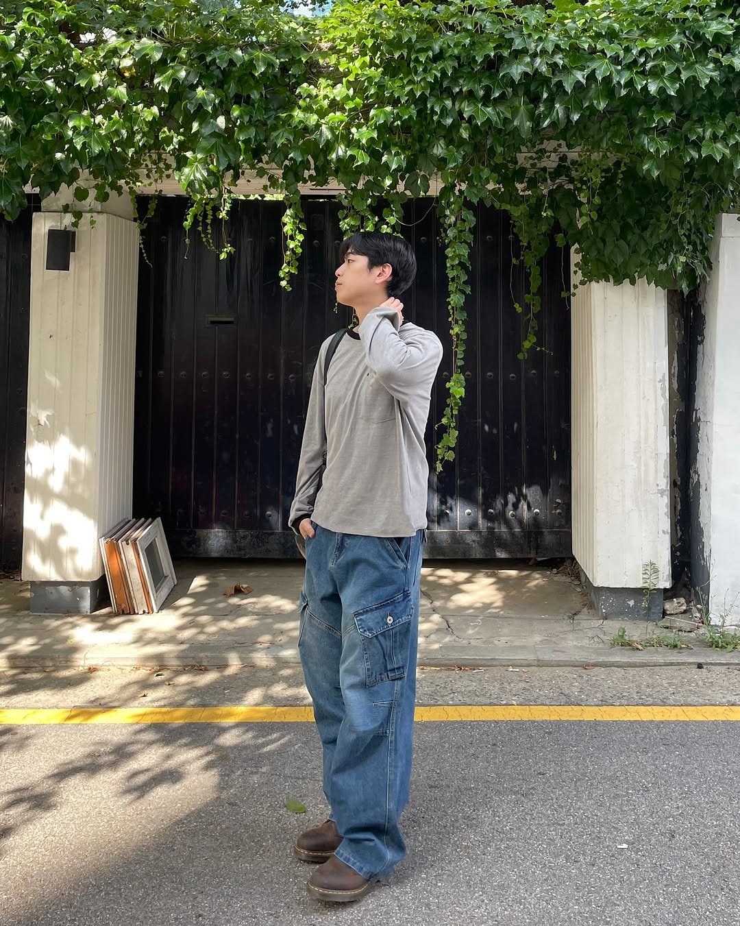 Photo shared by 데일리 패션 레슬 on August 12, 2025 tagging @recordy.slow. May be an image of 1 person and street.