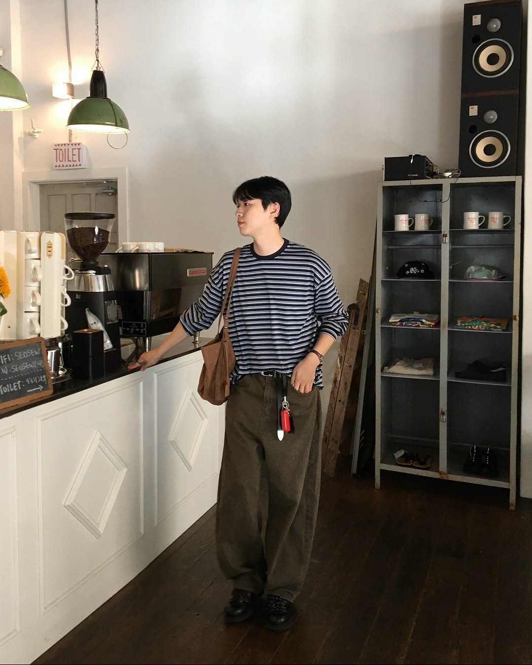 Photo shared by 데일리 패션 레슬 on September 02, 2025 tagging @recordy.slow. May be an image of 1 person, coffee maker and cornflower.