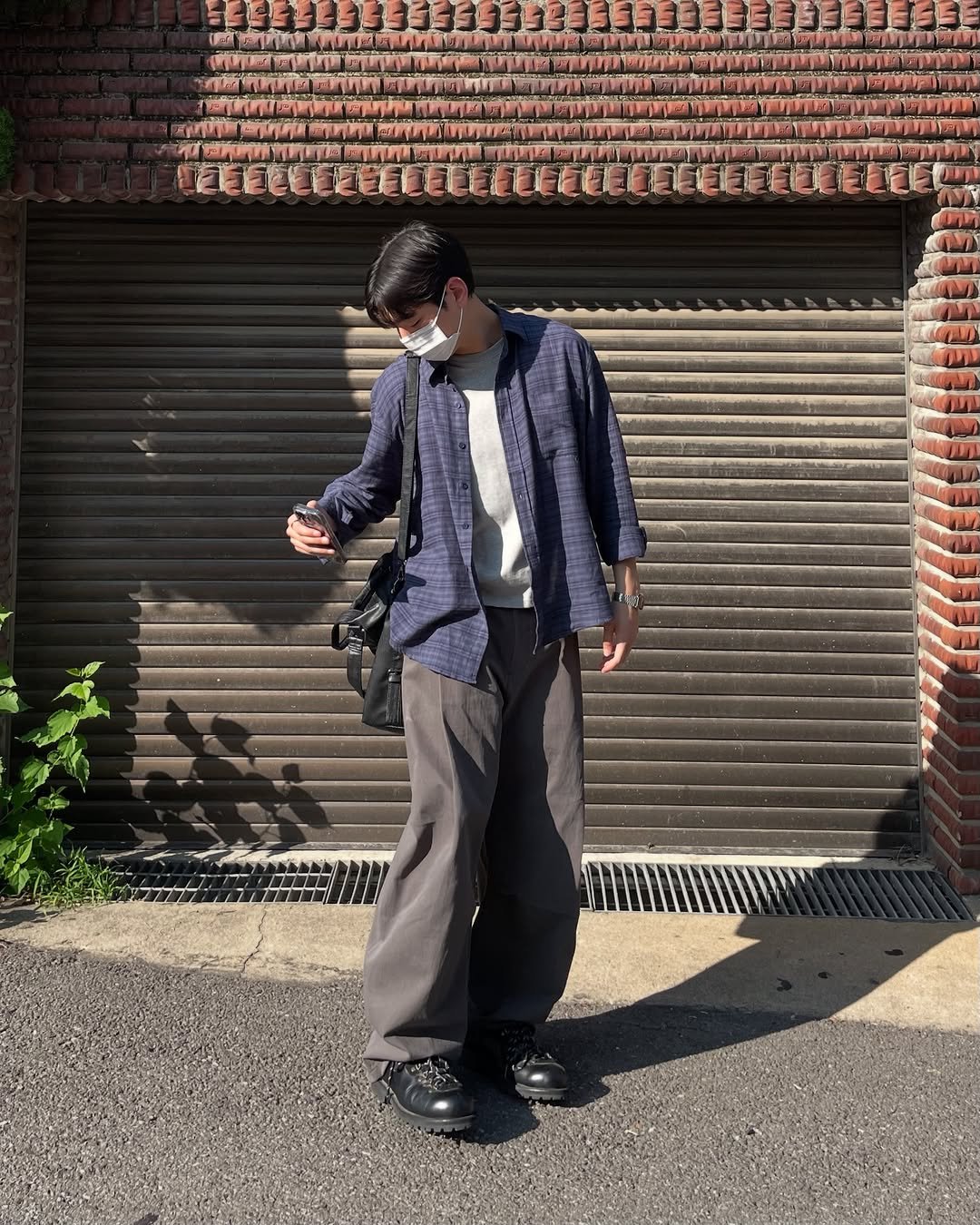 Photo shared by 데일리 패션 레슬 on August 26, 2025 tagging @recordy.slow. May be an image of 1 person, duffle coat, wingtip shoes and street.