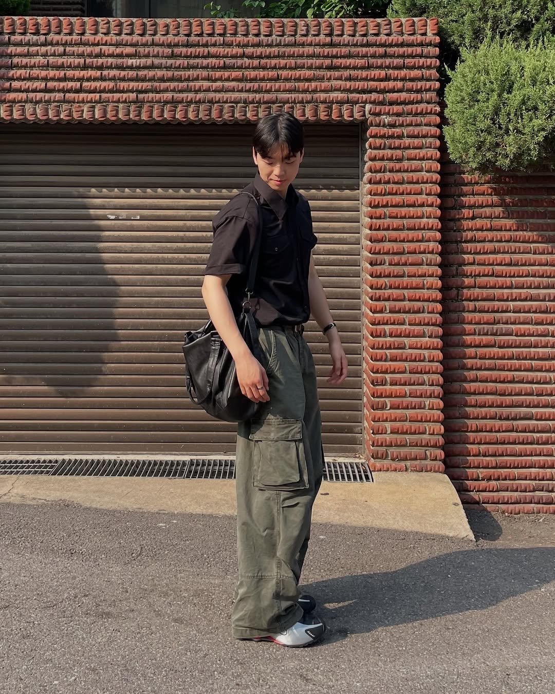 Photo by 데일리 패션 레슬 on August 16, 2025. May be an image of 1 person and street.