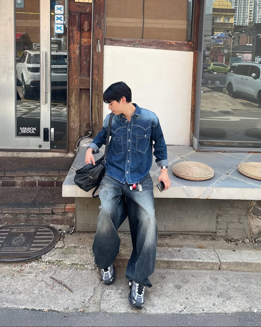 Photo shared by 데일리 패션 레슬 on September 01, 2025 tagging @recordy.slow. May be an image of 1 person and text that says 'ትቆርሐ . MIMIOK SEOUL'.