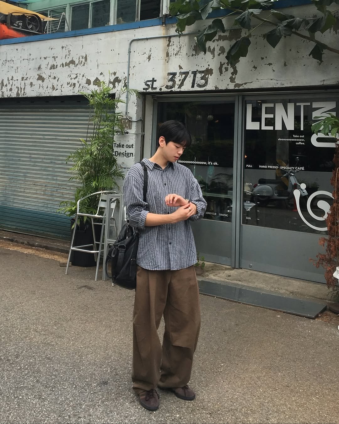 Photo shared by 데일리 패션 레슬 on August 28, 2025 tagging @recordy.slow. May be an image of 1 person, duffle coat and text.