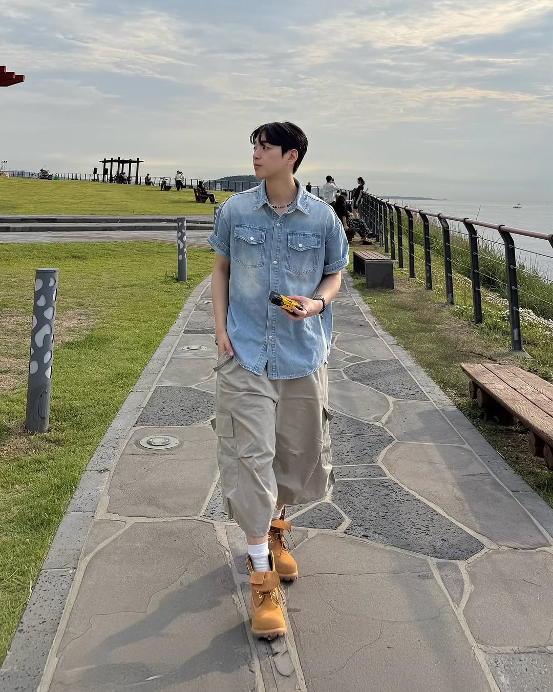 Photo by 데일리 패션 레슬 on June 10, 2025. May be an image of 2 people.