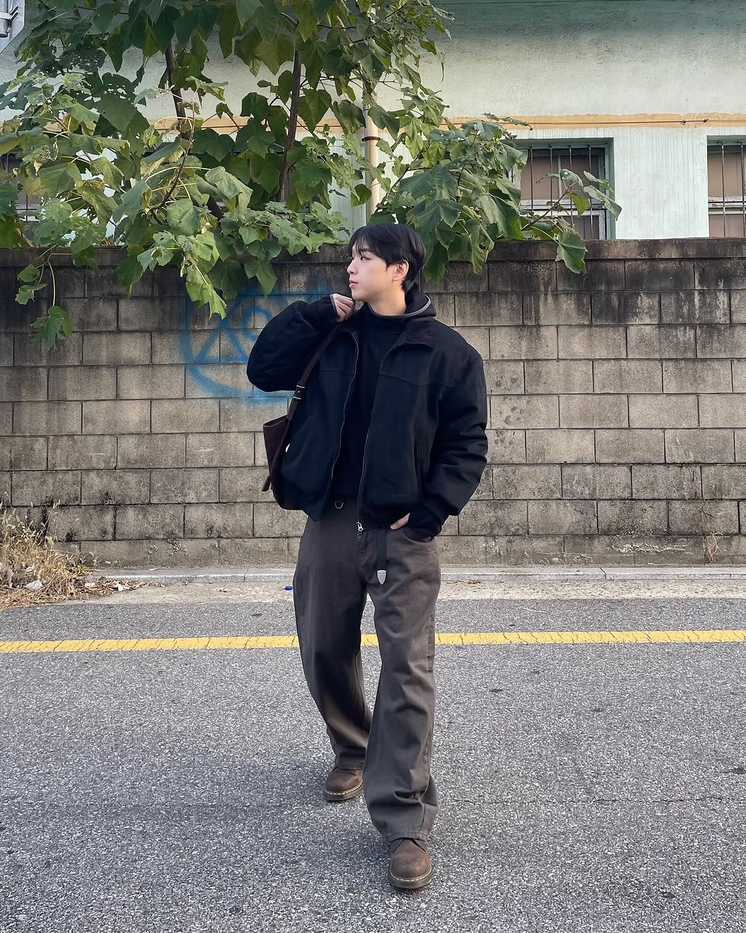 Photo shared by 데일리 패션 레슬 on November 10, 2025 tagging @recordy.slow. May be an image of overcoat, goosedown coat, duffle coat, flight jacket, cigarette, parka, street and text.