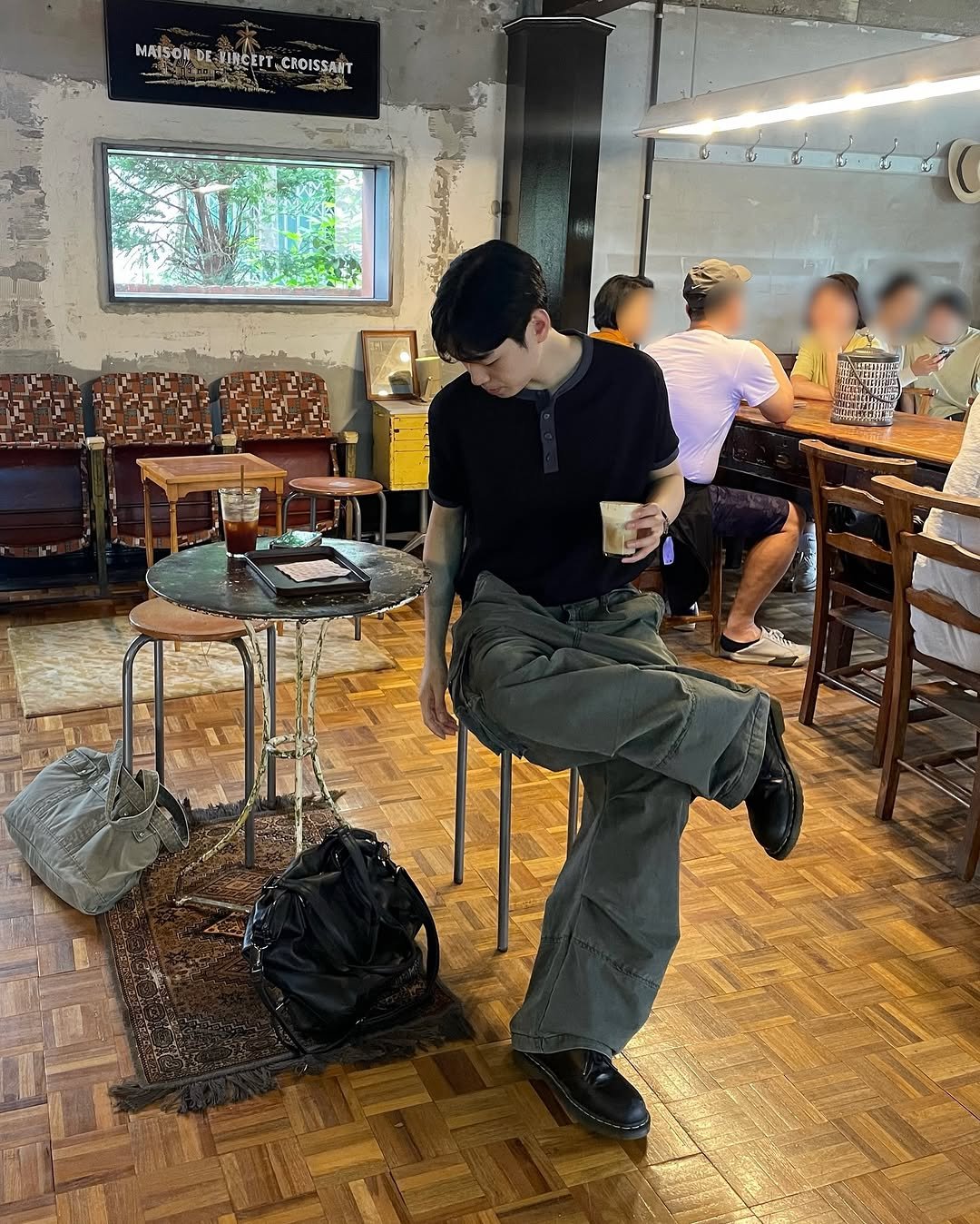Photo by 데일리 패션 레슬 on July 27, 2025. May be an image of 4 people and text.