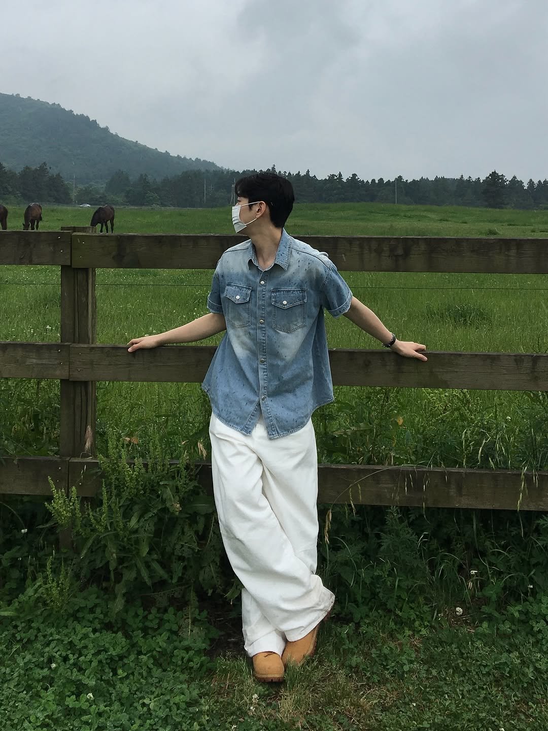 Photo by 데일리 패션 레슬 on June 11, 2025. May be an image of 1 person and grass.