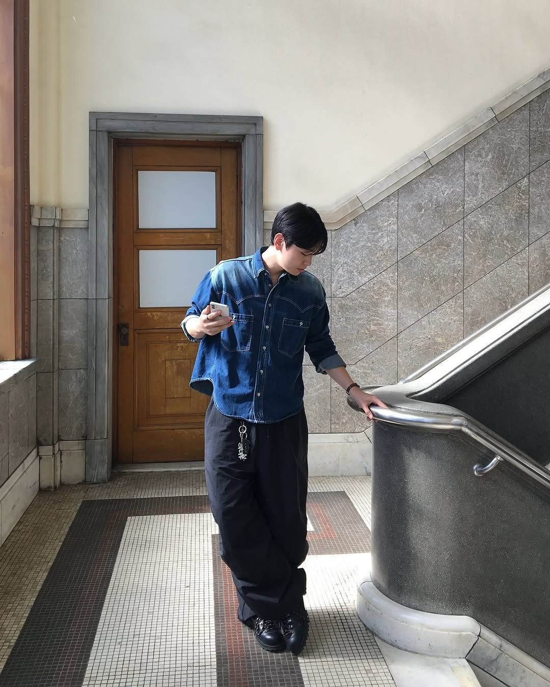Photo shared by 데일리 패션 레슬 on September 05, 2025 tagging @recordy.slow. May be an image of 1 person.