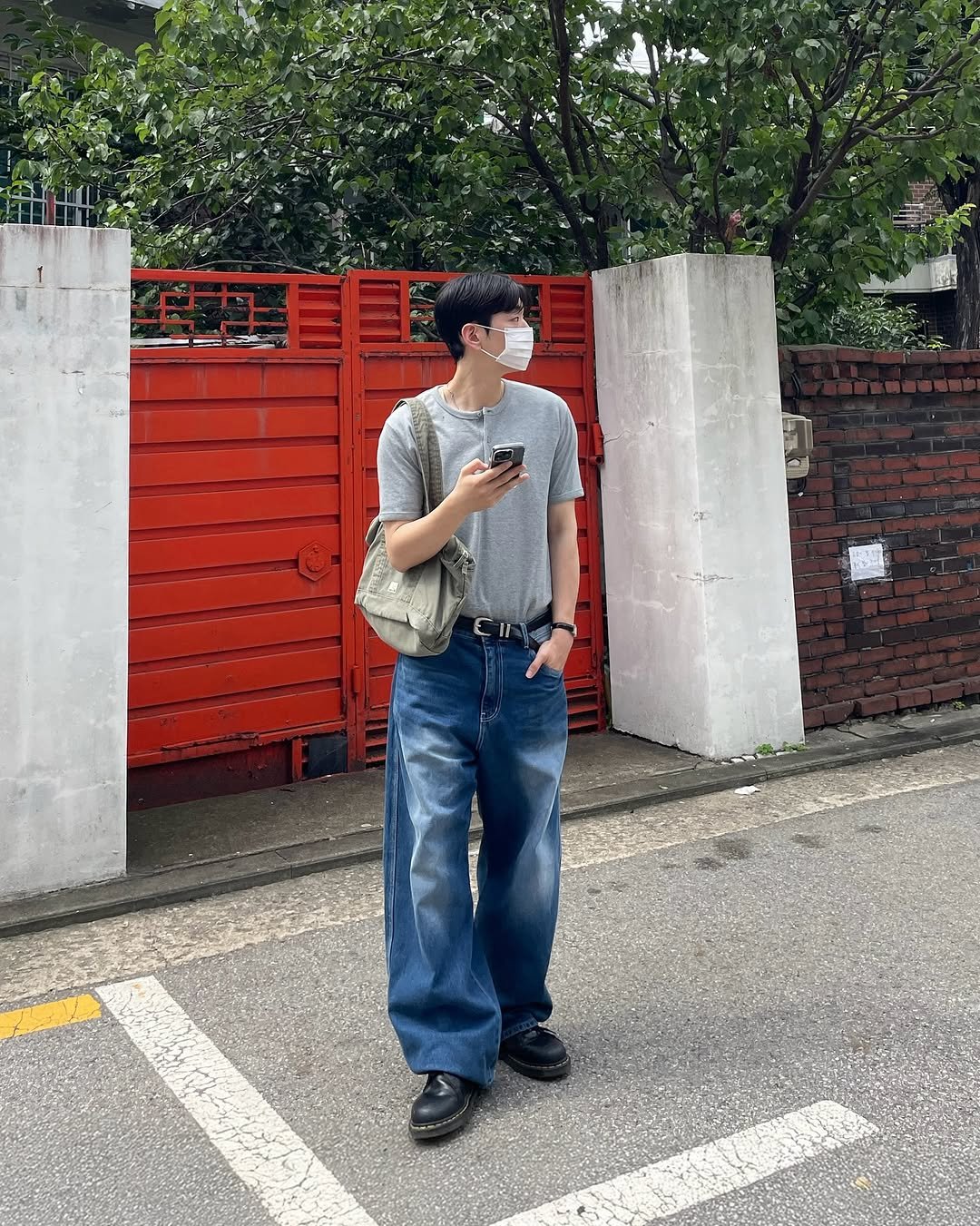 Photo by 데일리 패션 레슬 on July 21, 2025. May be an image of 1 person and street.