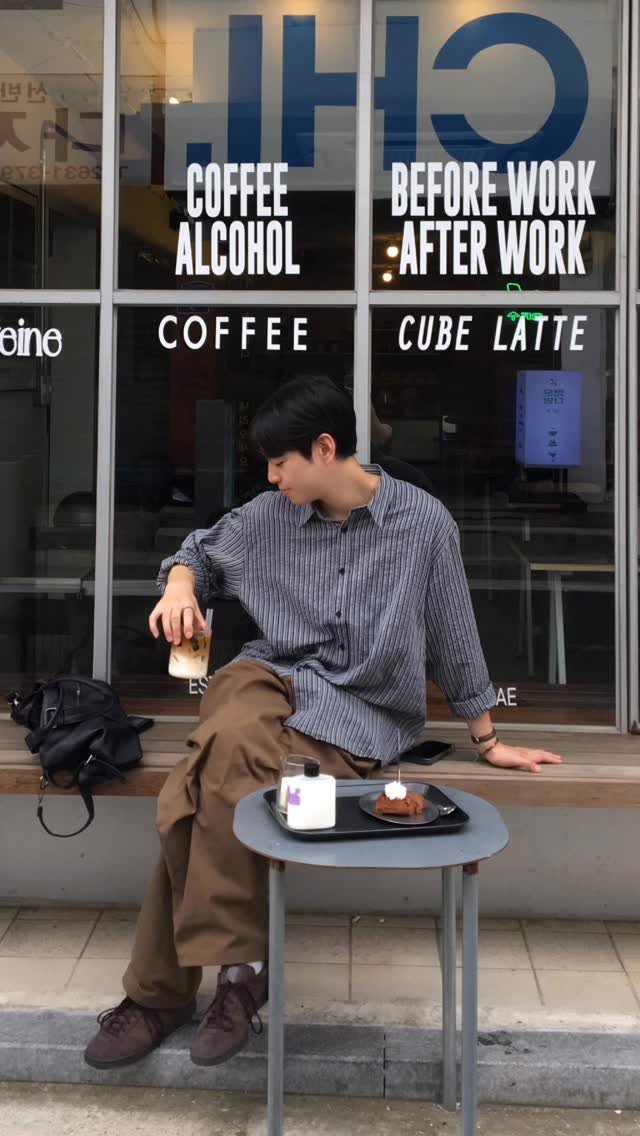 rastle__fashion 게시물 이미지: 벚꽃 봄 코디 13일차 🌸

무채색이 심심할땐 레이어드 !
스트라이프 셔츠...