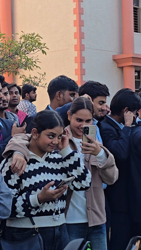 rathi.rides 게시물 이미지: Sabke kaan pe hath rakhwa die...