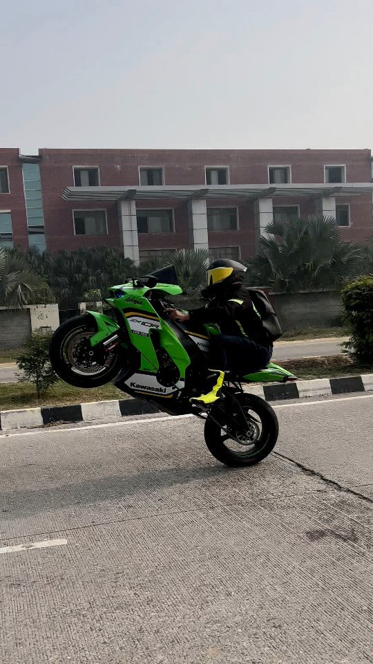 rathi.rides 게시물 이미지: Zx10r vs s1000rr wheelie...