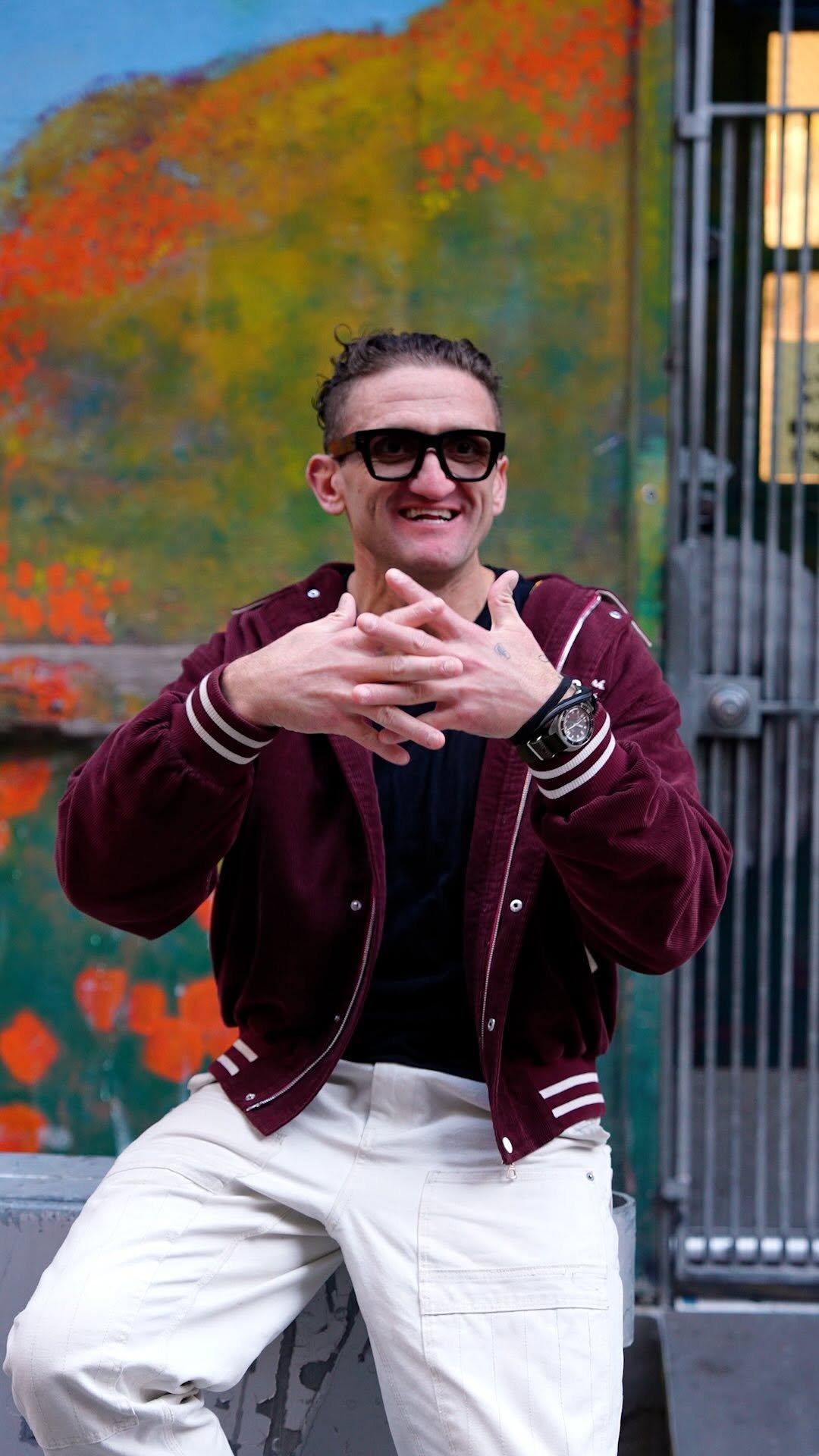 raybanmeta 게시물 이미지: this or that with @caseyneistat 👉 hit play...