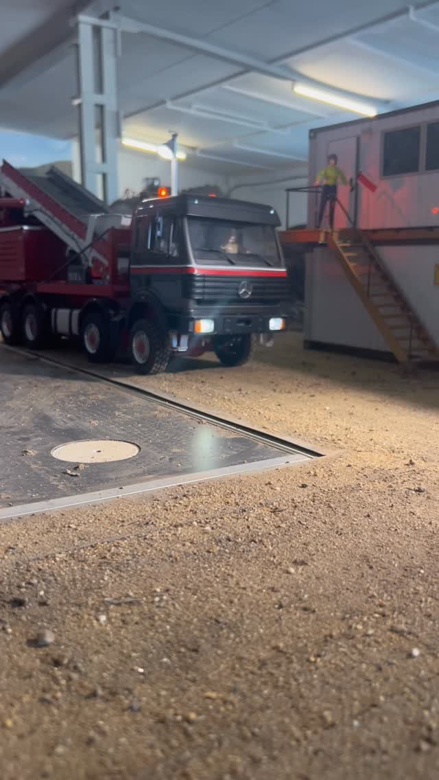rcdreammachine 게시물 이미지: Mercedes Sk unloading gravel screener. Amazing...