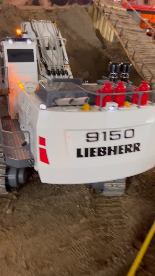 rcdreammachine 게시물 이미지: Liebherr 9150 Loading old school Mercedes...