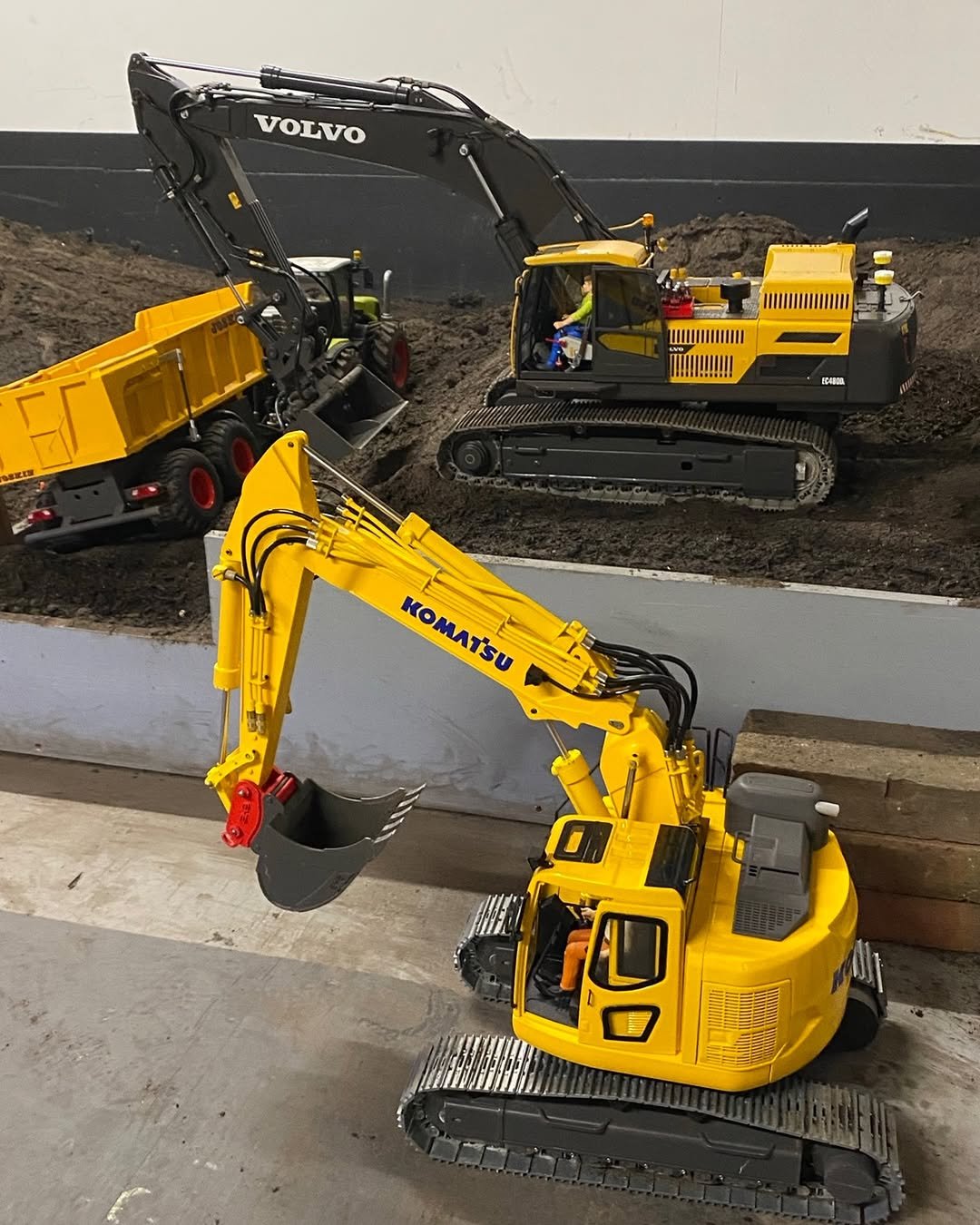 Photo by rcdreammachine on December 20, 2025. May be an image of text that says 'VOLVO 떠서 KOMATSU KOMATSU'.