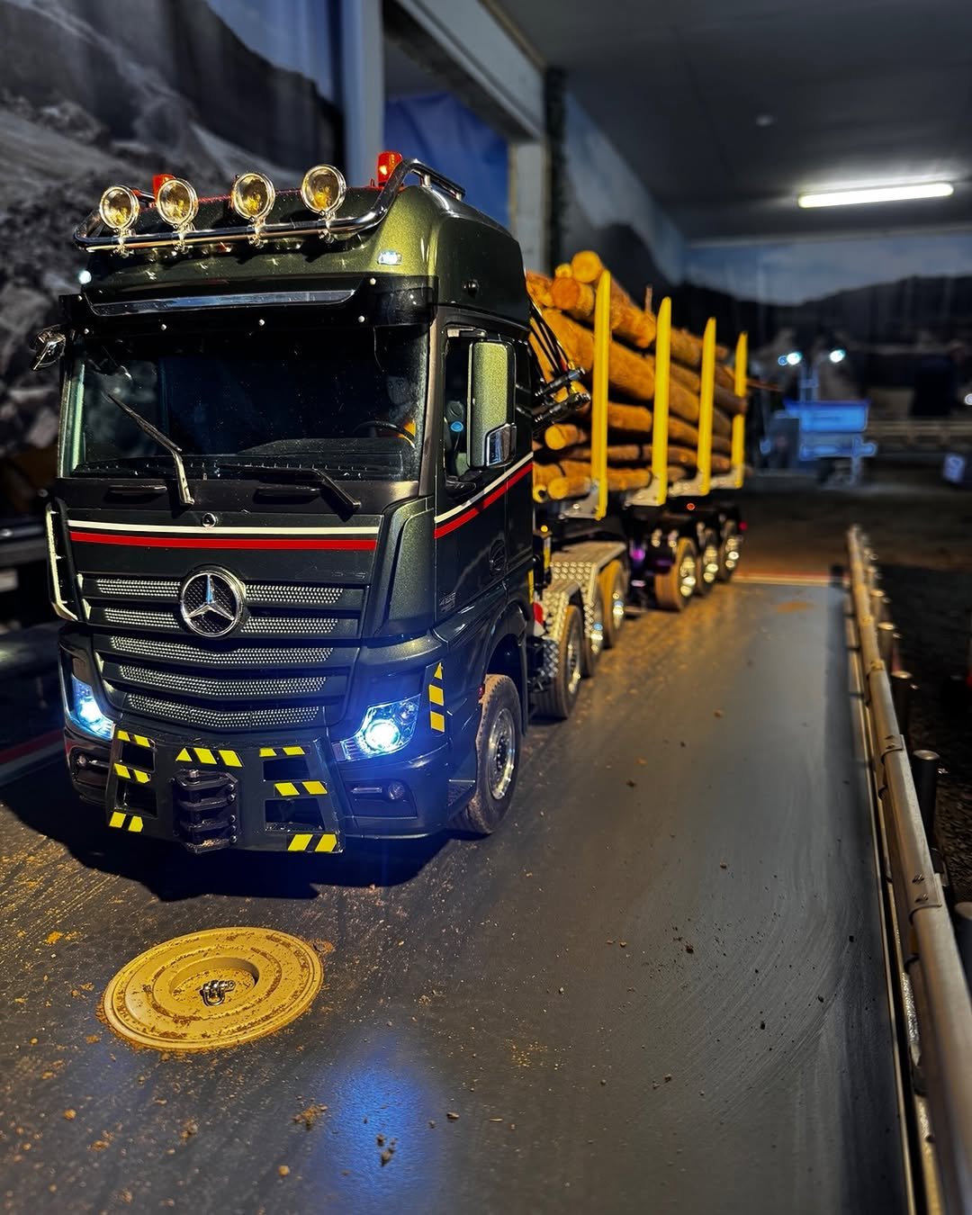 rcdreammachine 게시물 이미지: Amazing Mercedes Actros! #rc #truck #lumberjacks