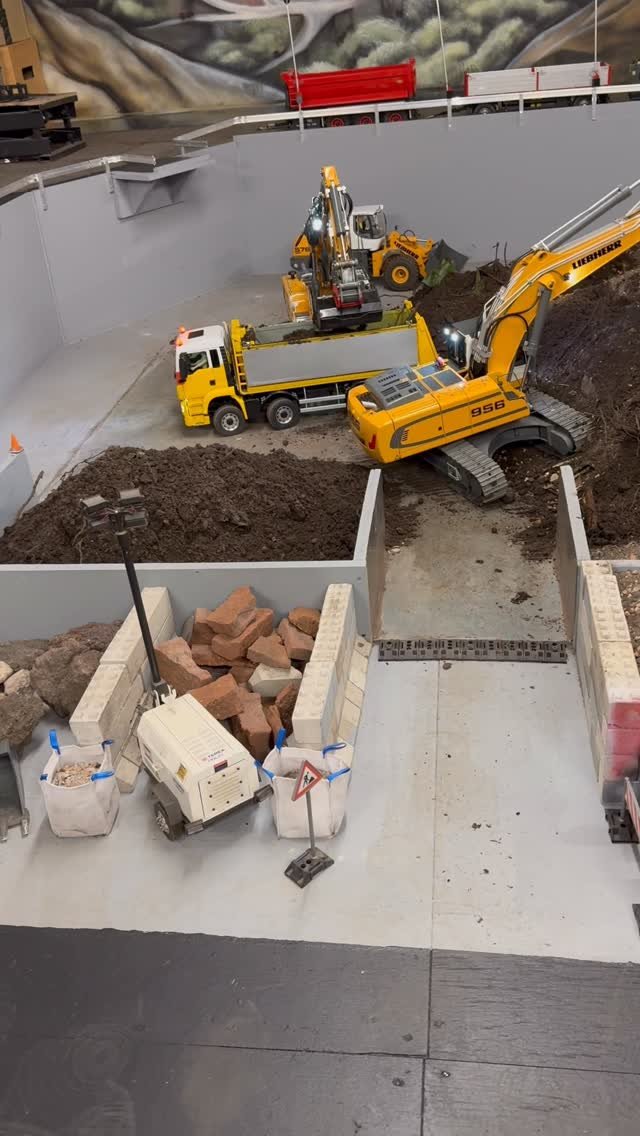 rcdreammachine 게시물 이미지: Teamwork, amazing excavators loading truck....